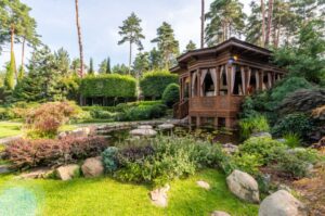 Garten mit Holzpavillon