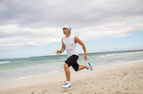 erwachsener sportlicher mann jogger am strand