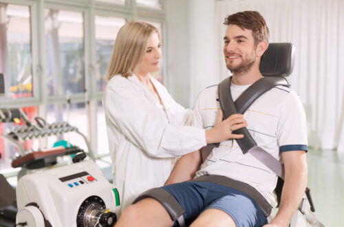 Männlicher Patient auf einer isokinetischen Testmaschine zur Überprüfung der Funktion seines Knies