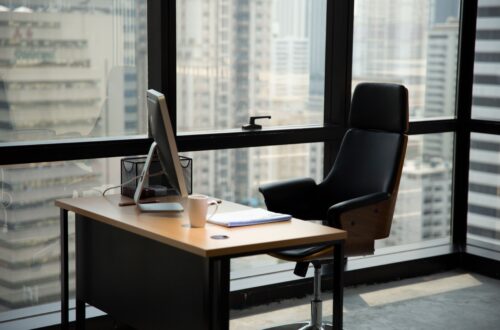 Büroeinrichtung mit Tisch und Stühlen