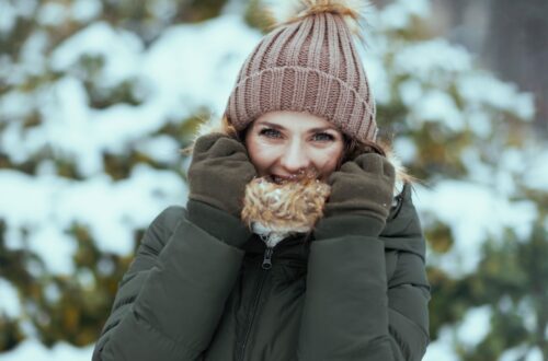 Frau mit Alpaka Mütze im Schnee