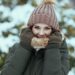 Frau mit Alpaka Mütze im Schnee
