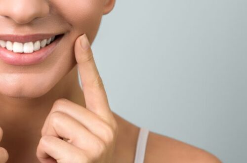 implantologie essen laechelnde patientin zeigt zufriedenes ergebnis nach zahnbehandlung