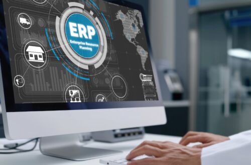 ERP Software auf Computerbildschirm – Darstellung von Enterprise Resource Planning im Gesundheitsbereich