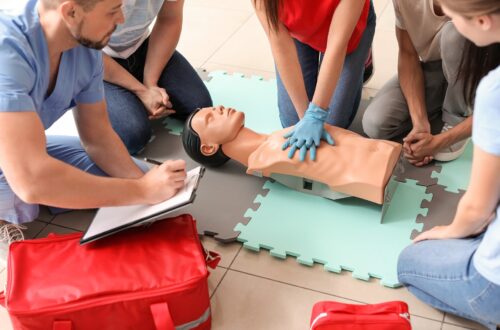 Brandwache trainiert Reanimation mit Puppe