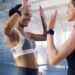 Personal Trainer Koeln begleitet beim individuellen Training – zwei Frauen feiern Trainingserfolg mit High Five im Fitnessstudio