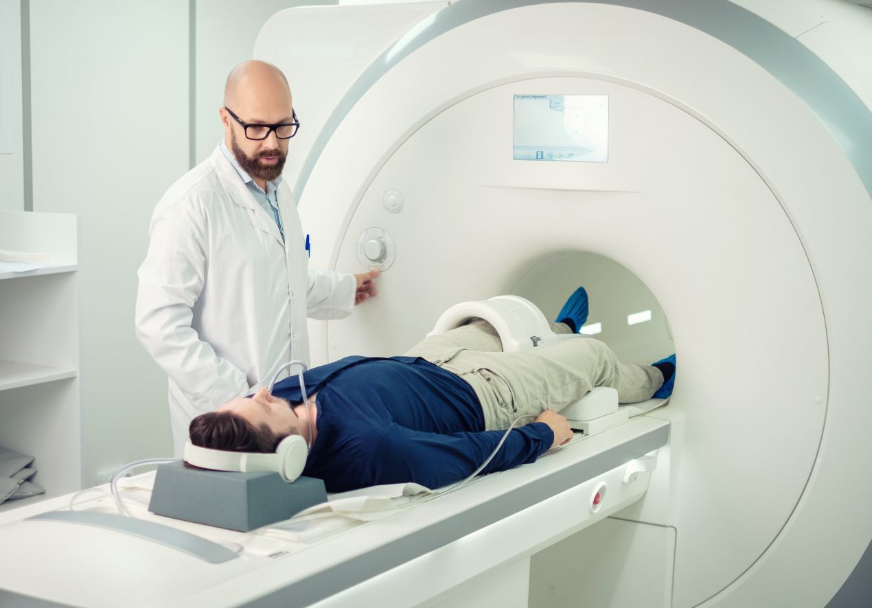 Patient liegt in einem MRT-Geraet unter Betreuung eines Arztes bei Frankfurt Radiologie – moderne bildgebende Diagnostik