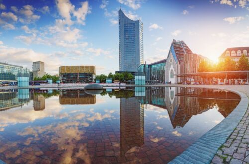 Panorama vom Augustusplatz Leipzig bei Sonnenaufgang mit moderner Architektur, ideal fuer Escort Leipzig Erlebnisse