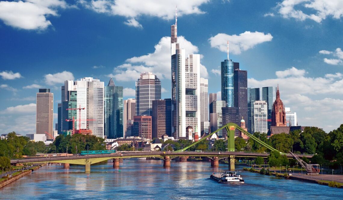 Skyline von Frankfurt mit Blick auf den Main und moderne Hochhaeuser – Standortumfeld von Frankfurt Radiologie