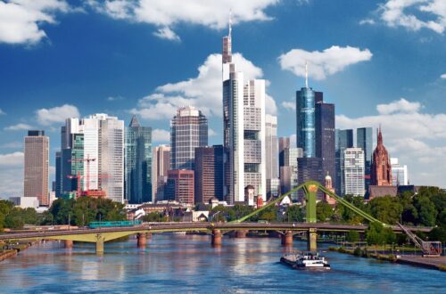 Skyline von Frankfurt mit Blick auf den Main und moderne Hochhaeuser – Standortumfeld von Frankfurt Radiologie