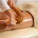 Frau bei professioneller Anti Cellulite Massage mit Holzrolle in Wellnesspraxis in Nürnberg