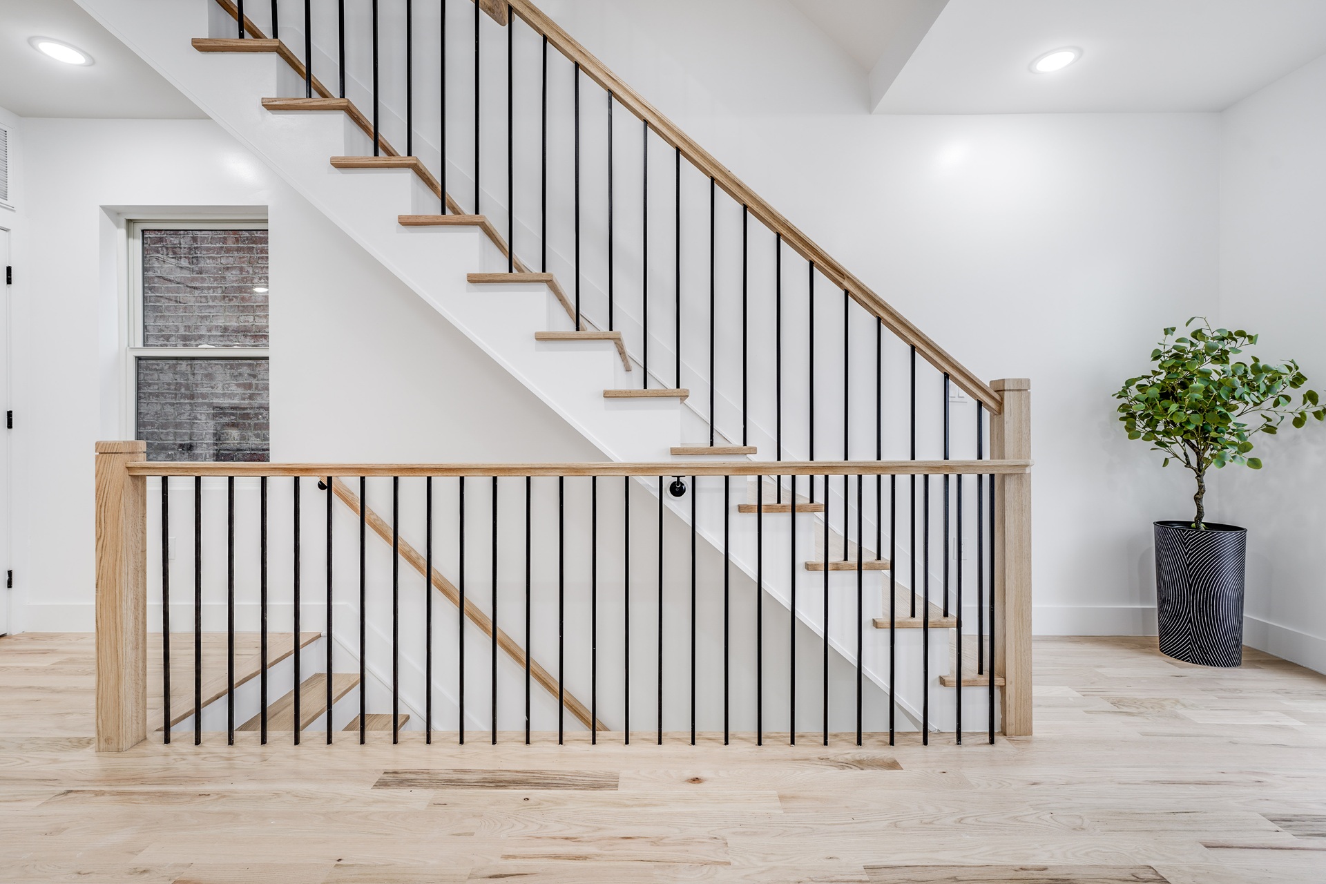 Gerade Treppe mit Holzstufen und Metallgeländer | Treppe Lift