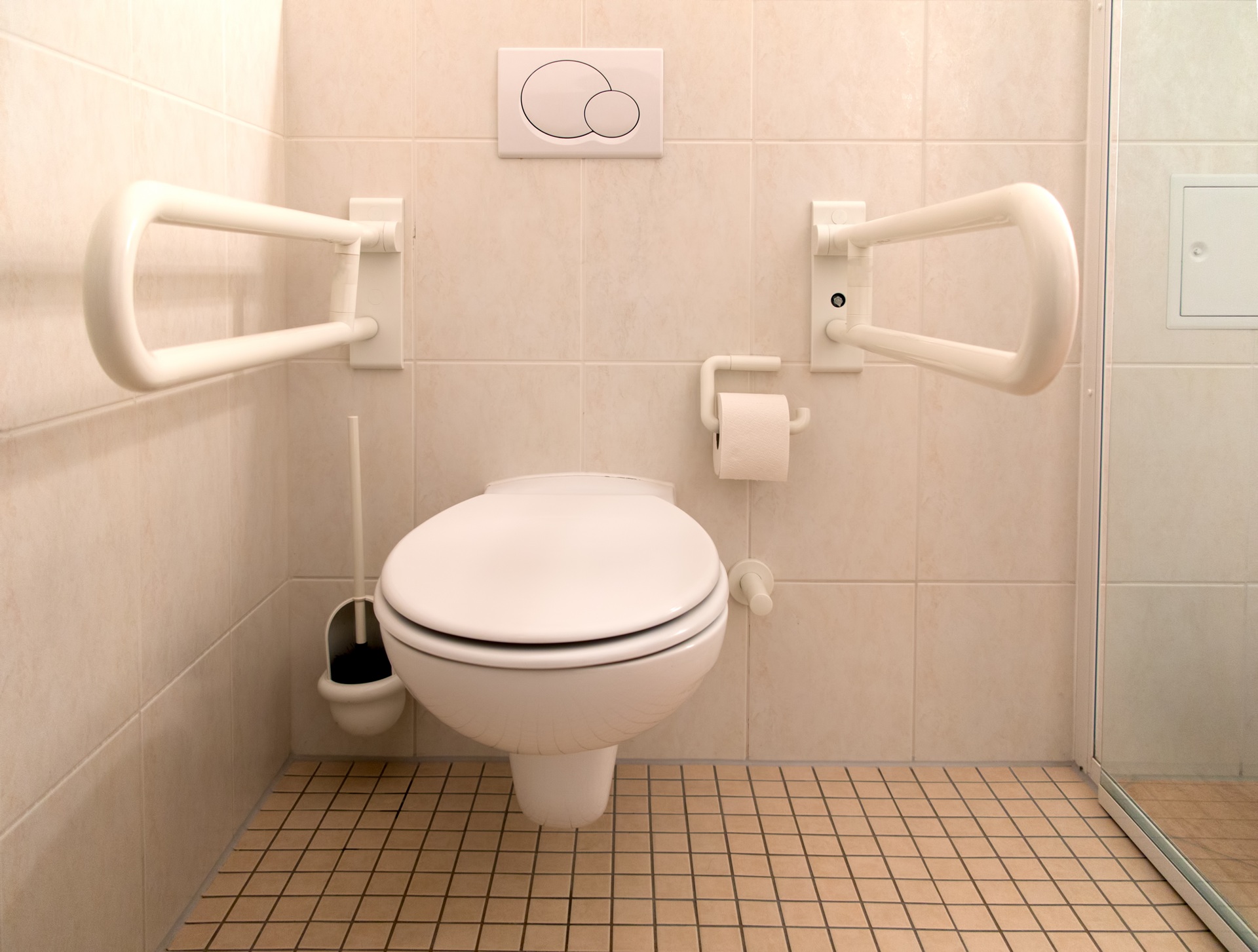 WC mit Haltegriffen für sicheres Aufstehen | Treppe Lift