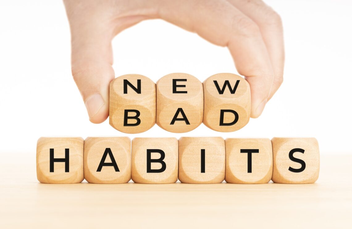 Holzbuchstaben zeigen Bad Habits als Hinweis | Elfliq Liquid