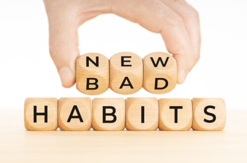 Holzbuchstaben zeigen Bad Habits als Hinweis | Elfliq Liquid