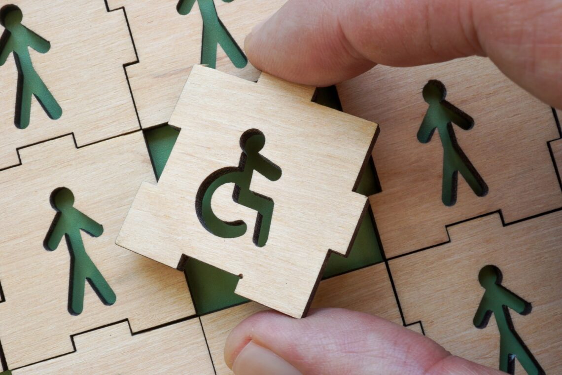 Puzzleteil mit Rollstuhlsymbol zwischen anderen Figuren | Treppe Lift