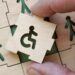 Puzzleteil mit Rollstuhlsymbol zwischen anderen Figuren | Treppe Lift