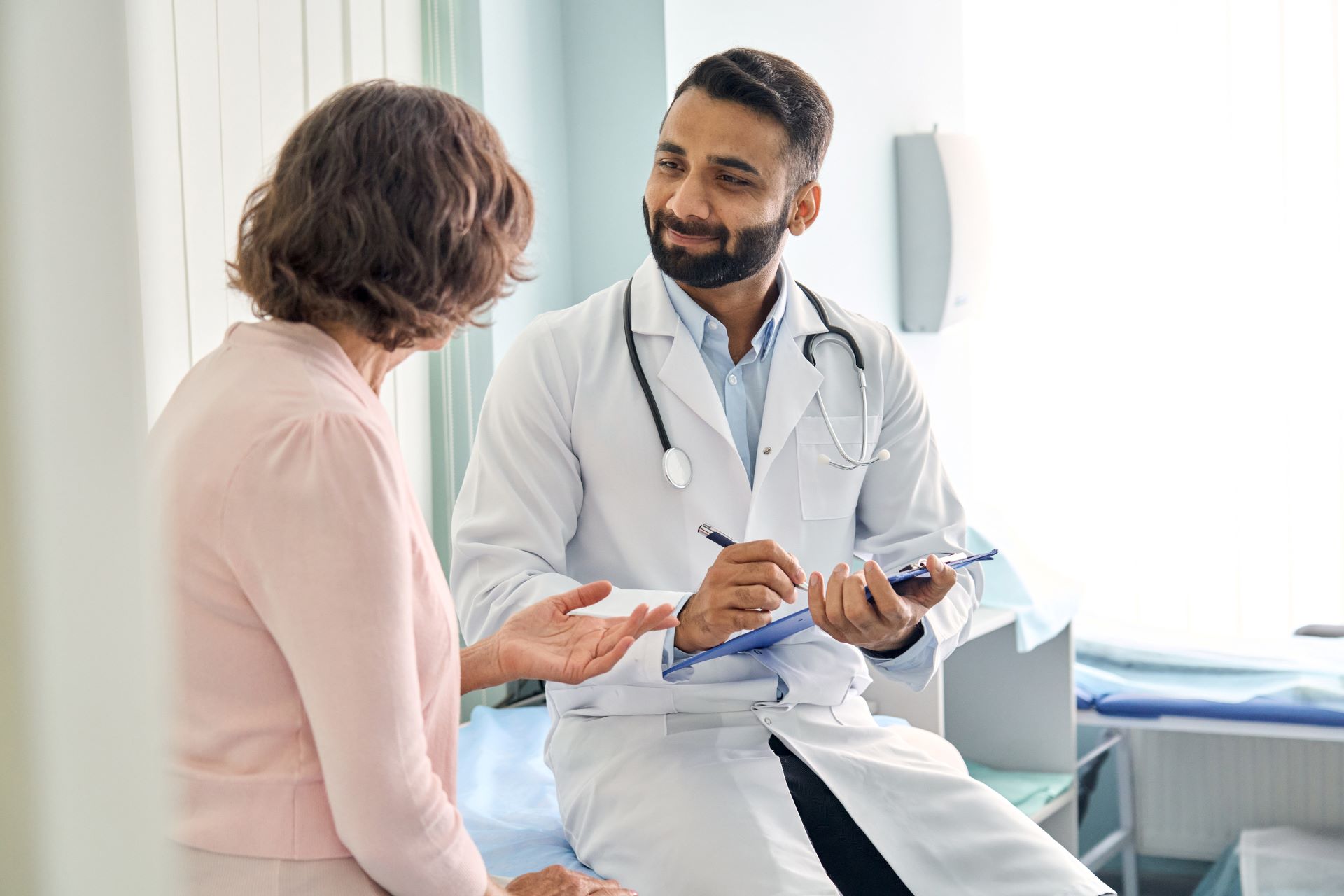 Arzt spricht mit Patient und erklärt Diagnose