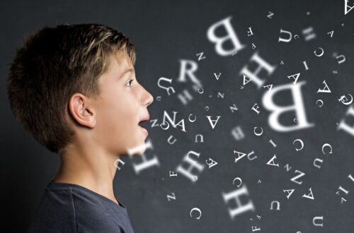 Kind spricht Buchstaben aus – Symbol fuer Sprachtherapie und Kommunikationsfoerderung bei der Logopaedie Holzwickede